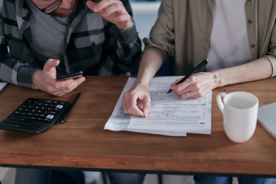 保証人が本人の債務を支払い、書類で対応を進める様子