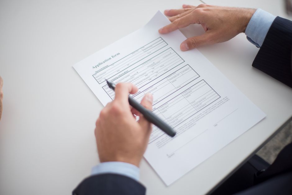 転職時に身元保証人が必要とされ、書類を確認している求職者
